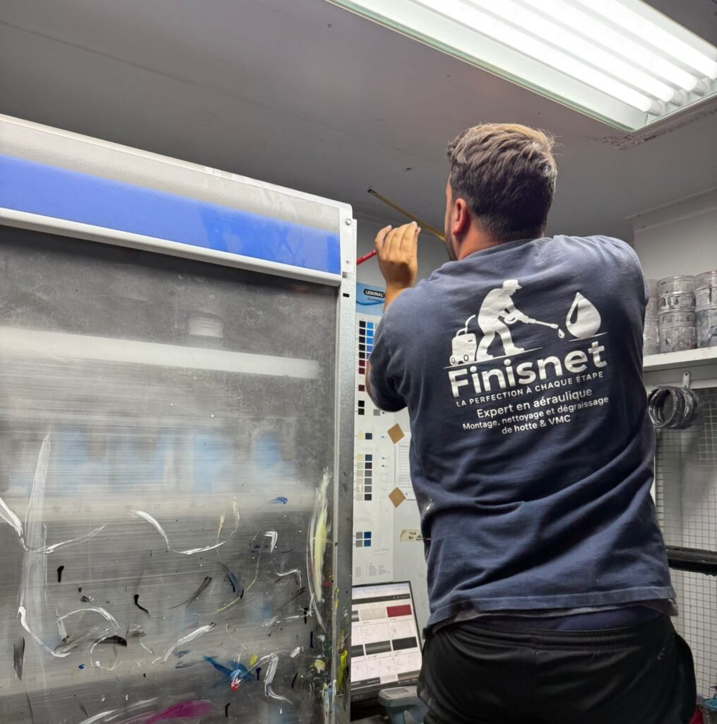 Technicien Finisnet intervenant sur une installation de ventilation