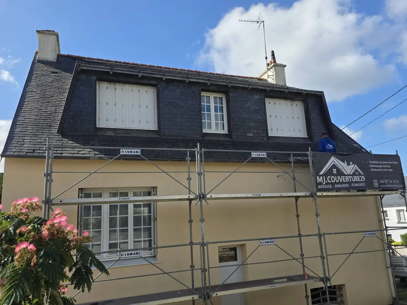 Chantier de rénovation de toiture en ardoise avec échafaudage à Quimper