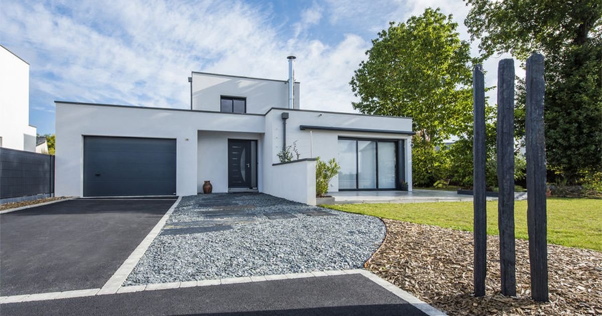 Maison individuelle contemporaine récemment construite en Bretagne, avec jardin paysager