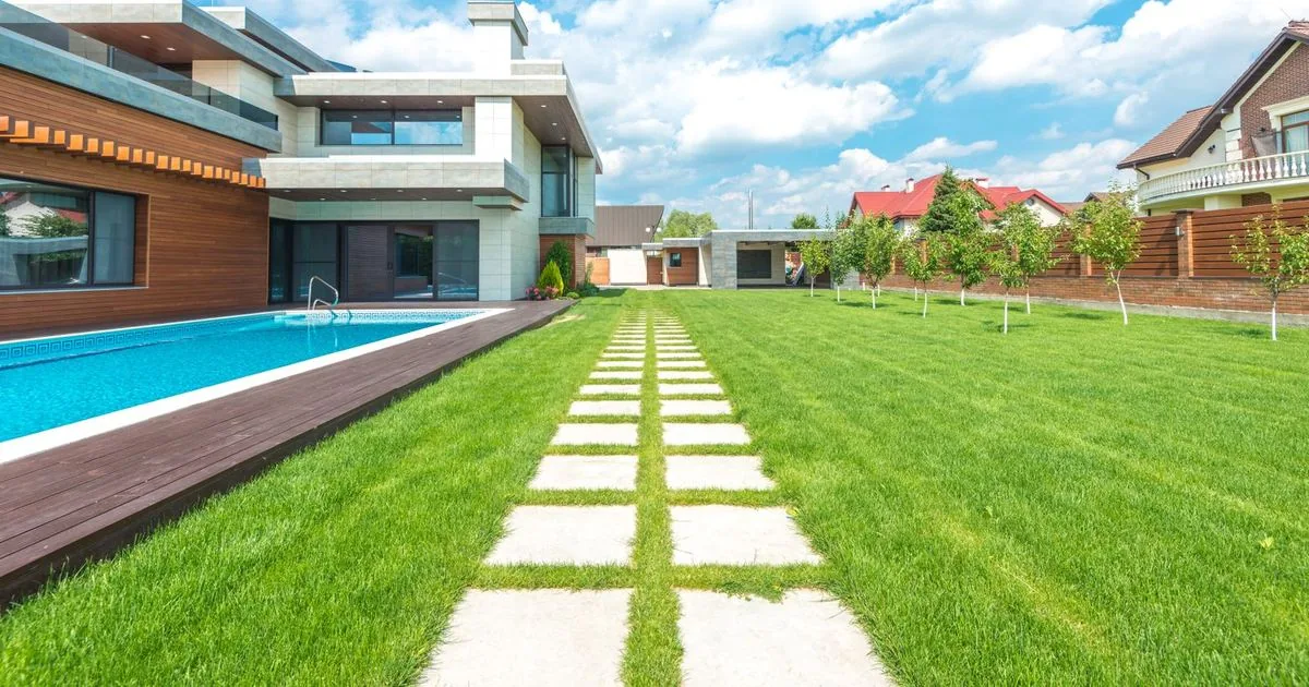 Piscine enterrée dans un jardin avec pelouse en Bretagne