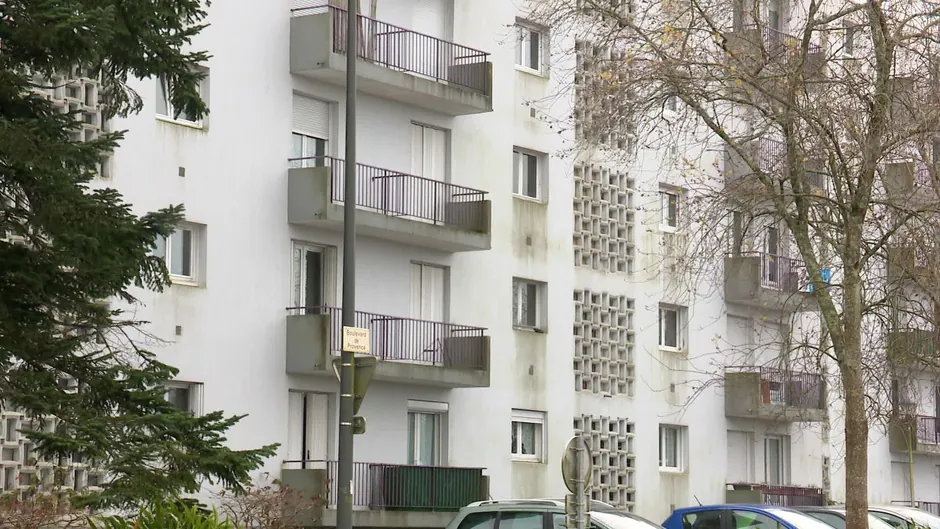 Immeuble d'habitat social breton avec balcons, exemple de parc géré par un bailleur social