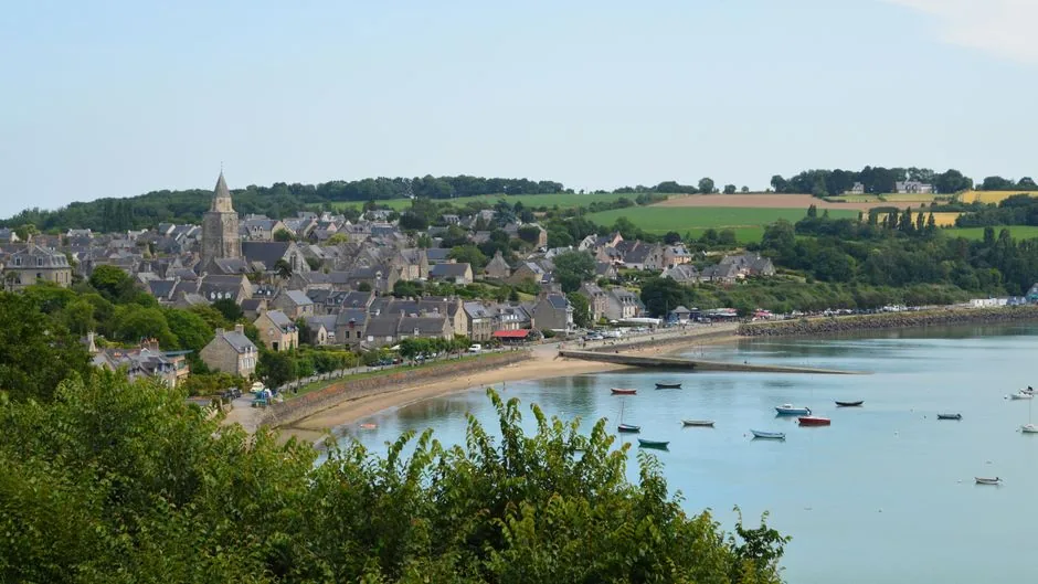 Village côtier breton concerné par la Loi Littoral
