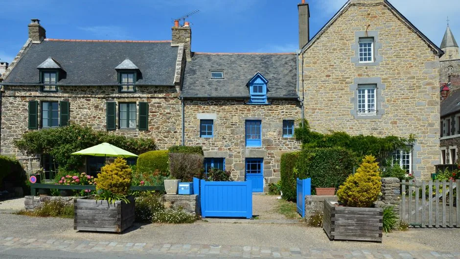 Longère en pierre traditionnelle bretonne à Saint-Suliac