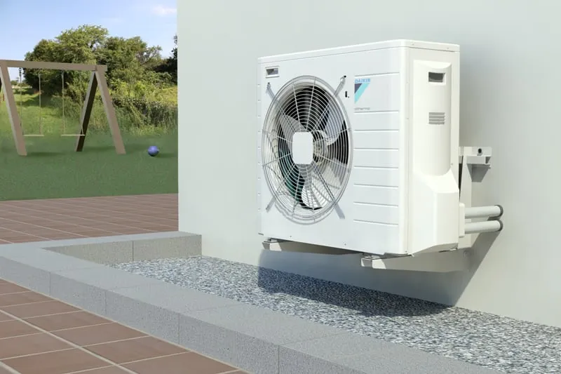 Pompe à chaleur extérieure dans le jardin d'une maison