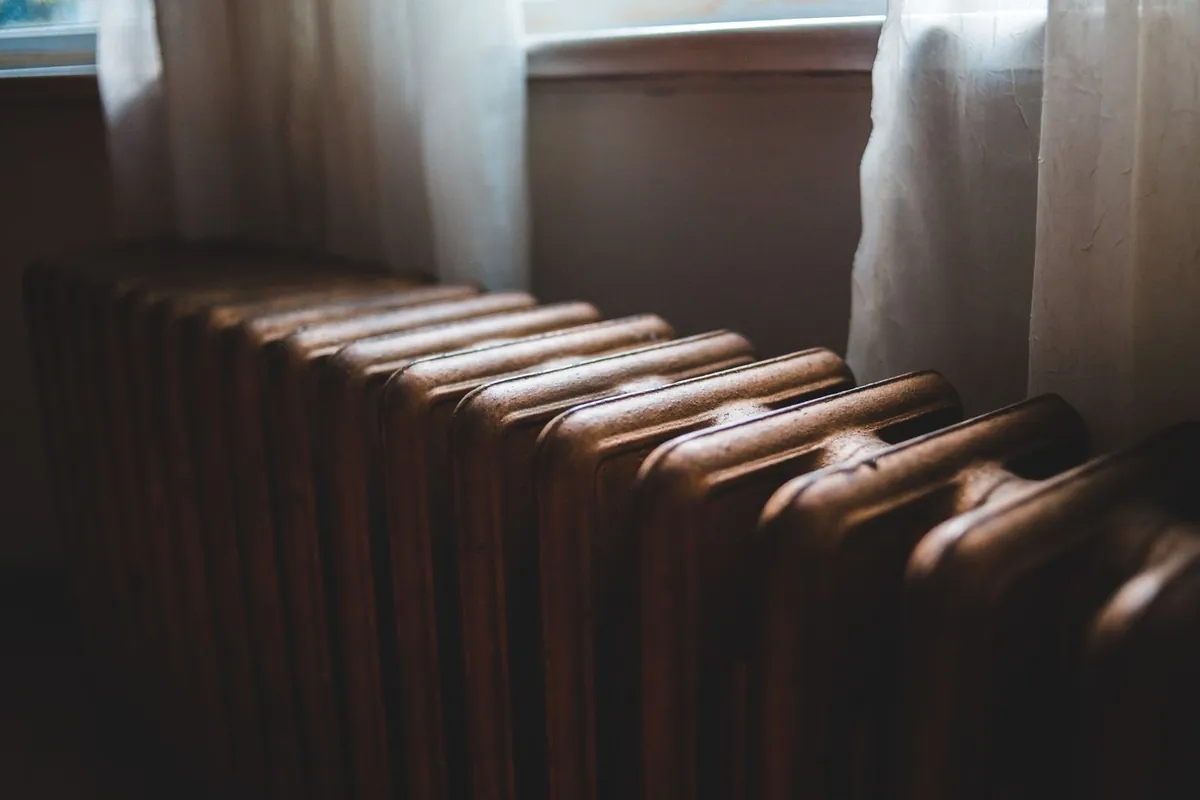 Chauffage en maison ancienne bretonne : 9 gestes qui font vraiment baisser la facture